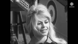 En 1959, Brigitte Bardot interviewée sur un plateau de tournage