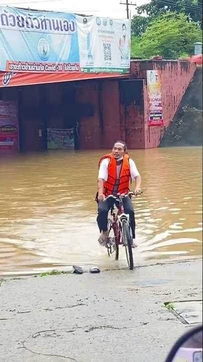story wa video Mentahan lucu ngakak naik sepeda pas banjir viral TikTok #shorts