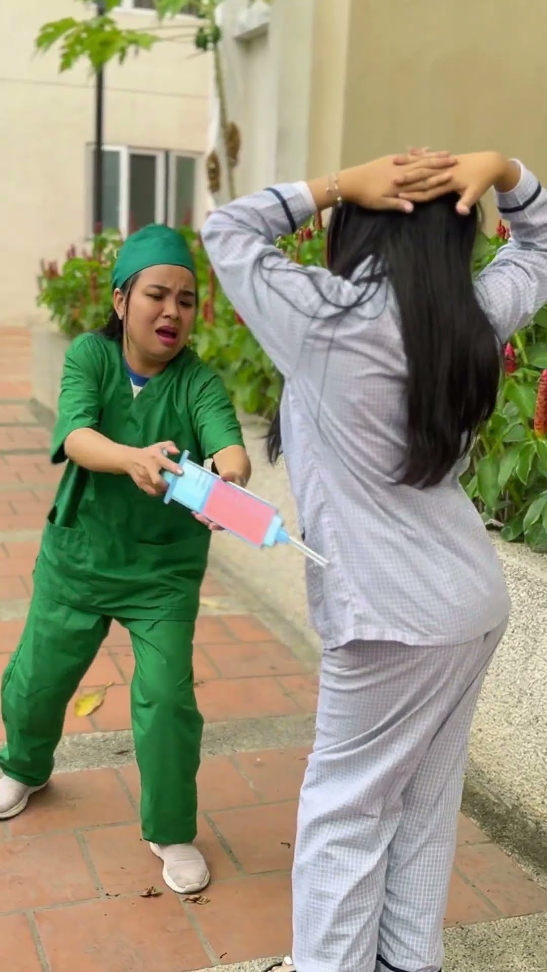 LNS - Bệnh nhân sợ kim tiêm của bác sĩ || The patient is afraid of needles #shorts