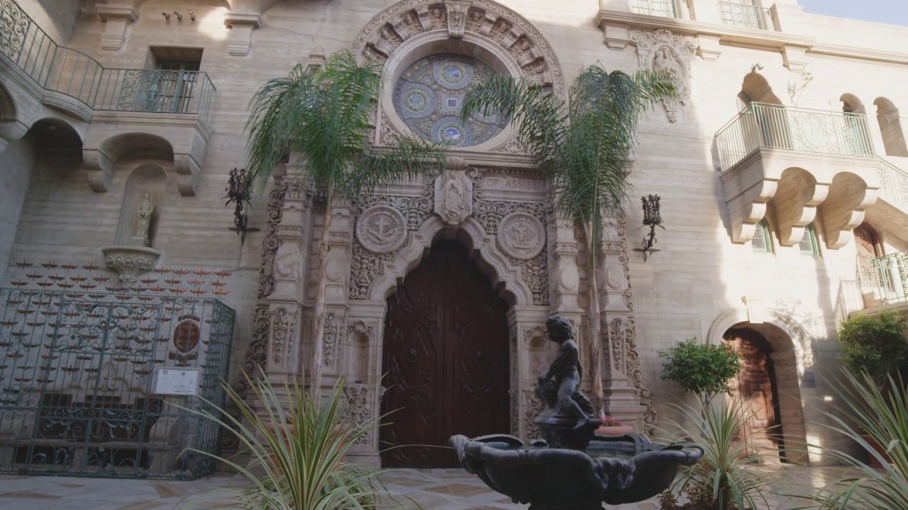 The entrance of the Mission Inn Hotel and Spa courtyard in