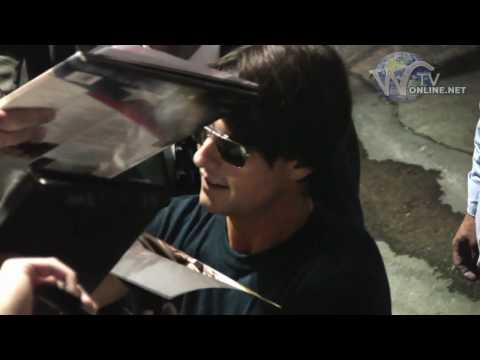 tom-cruise-leaves-jimmy-kimmel,-signs-autographs-for-frenzied-fans