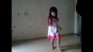 Anak kecil menari ke lagu Sakitnya tuh disini