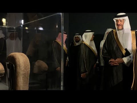 الأمير سلطان بن سلمان بين أندر قطع السعودية التاريخية في اللوفر بأبوظبي