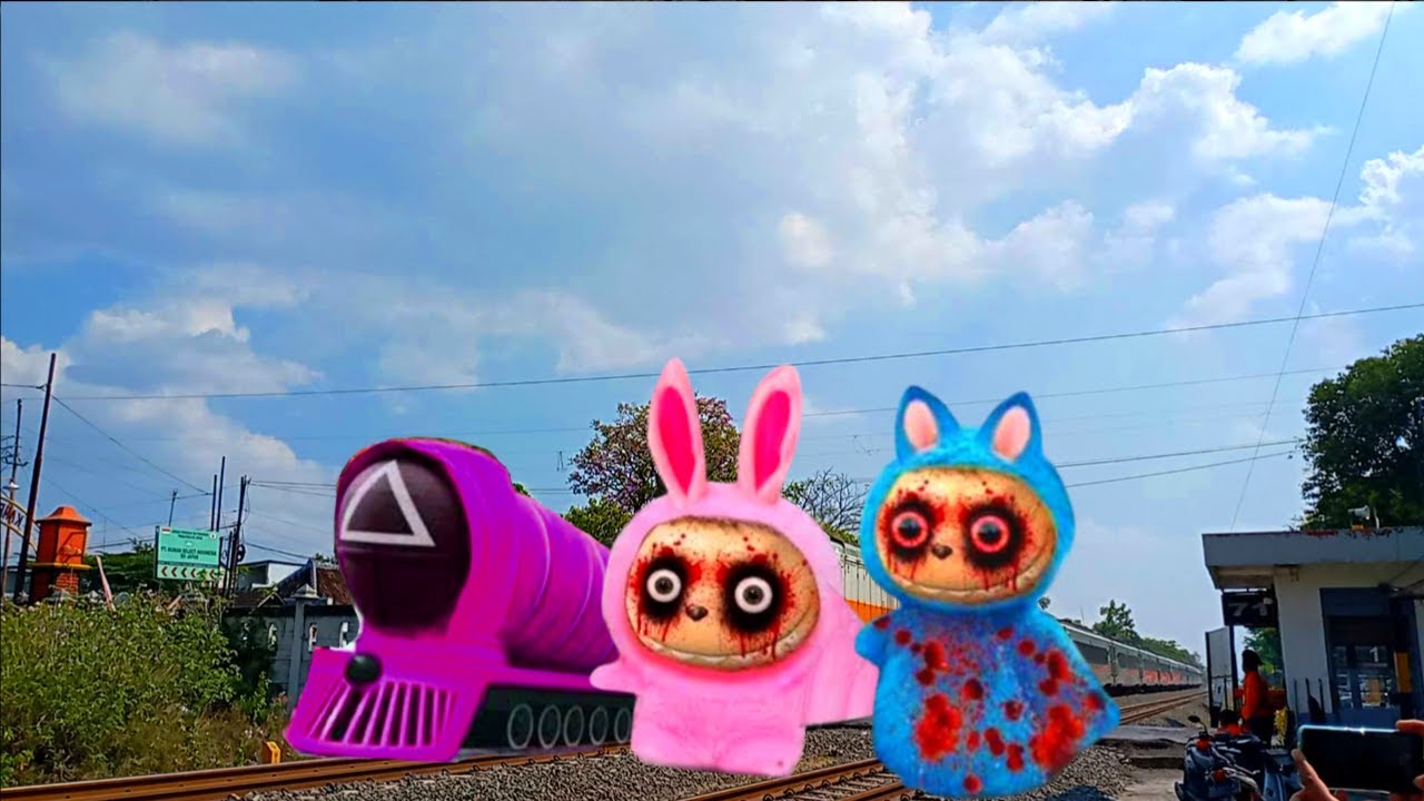 Labubu Viral  di Kereta Api  di Perlintasan Kereta Api