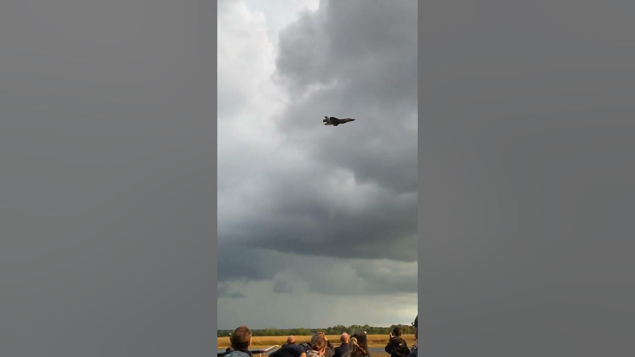 F35 SUPER SONIC BOOM! And goes through the sound barrier!