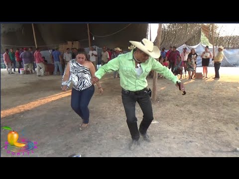 Se robo todas las miradas !!--Se la rifa el de camisa verde,asi se debe bailar un zapateado