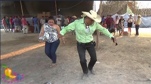 Se robo todas las miradas !!--Se la rifa el de camisa verde,asi se debe bailar un zapateado
