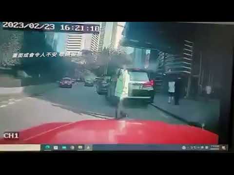 車CAM直擊 - 中環花園道 的士失控鏟工商銀行大廈 事發一刻