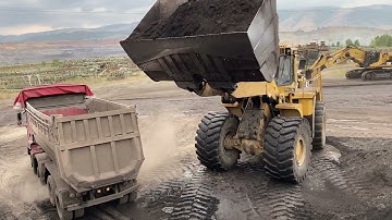 Caterpillar Wheel Loader Loading Coal On Trucks - Ektor Epe