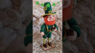 Happy St. Patricks Day! We love Leprechauns, but we love our wonderful felting friends more!
⬇️ F E L T W I T H U S !⬇️
Supplies: http://www.livingfelt.com
Watch Felting Tutorials: http://www.livingfelt.com/learn
Online Felting School: https://feltingtutorials.com
đź–¤ FB Group: https://www.fb.com/groups/livingfeltf...
đź–¤ Facebook: https://www.fb.com/livingfelt
đź–¤ Instagram: https://www.instagram.com/livingfelt
đź–¤Follow Marie: https://www.instagram.com/marie_spaulding_in_joy
Living Felt provides free quick and easy needle felting, wet felting and nuno felting tutorials because we love to help you felt cool things from wool. We offer these free online felting classes to teach and inspire everyone, even the beginner. Wool is used in most of our projects, and we have lots of tips and tricks to make felting fun and simple. Learn to felt with Marie Spaulding as she teaches felting and needle felting tutorials from the heart. She is the founder and head fairy at Living Felt. Felting art work, home decor, fun keepsakes, thoughtful gifts, treasures and wearables with you is one of Maries greatest pleasures. She makes felting and needle felting friendlier than ever before. Since launching Living Felt in 2004, she has sparked enthusiasm for felting across the globe and inspired thousands of new friends to give felting a go in their crafting and artistic expression. Living Felt provides totally FREE quick and easy needle felting, felting, and wet felting and nuno felting tutorials every single week because we love to help you make cool things from wool! Follow along with these fun online classes to learn more about felt design and needle felting techniques. It’s inspiration for everyone—from beginners to advanced felters. To make felting and needle felting easier than ever before, we offer felting kits and supply lists, plus you can call us with any of your felting questions - we are happy to help! The wool fibers we share will make your felting projects easy and fun! We hope you enjoy our wet felting, needle felting and nuno felting tutorials. Be sure to subscribe so you don’t miss a single one!
#livingfelt #woolywednesday Happy St. Patricks Day! We love Leprechauns, but we love our wonderful felting friends more!
