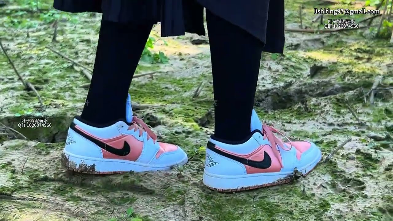 295期  Sneakers in mud