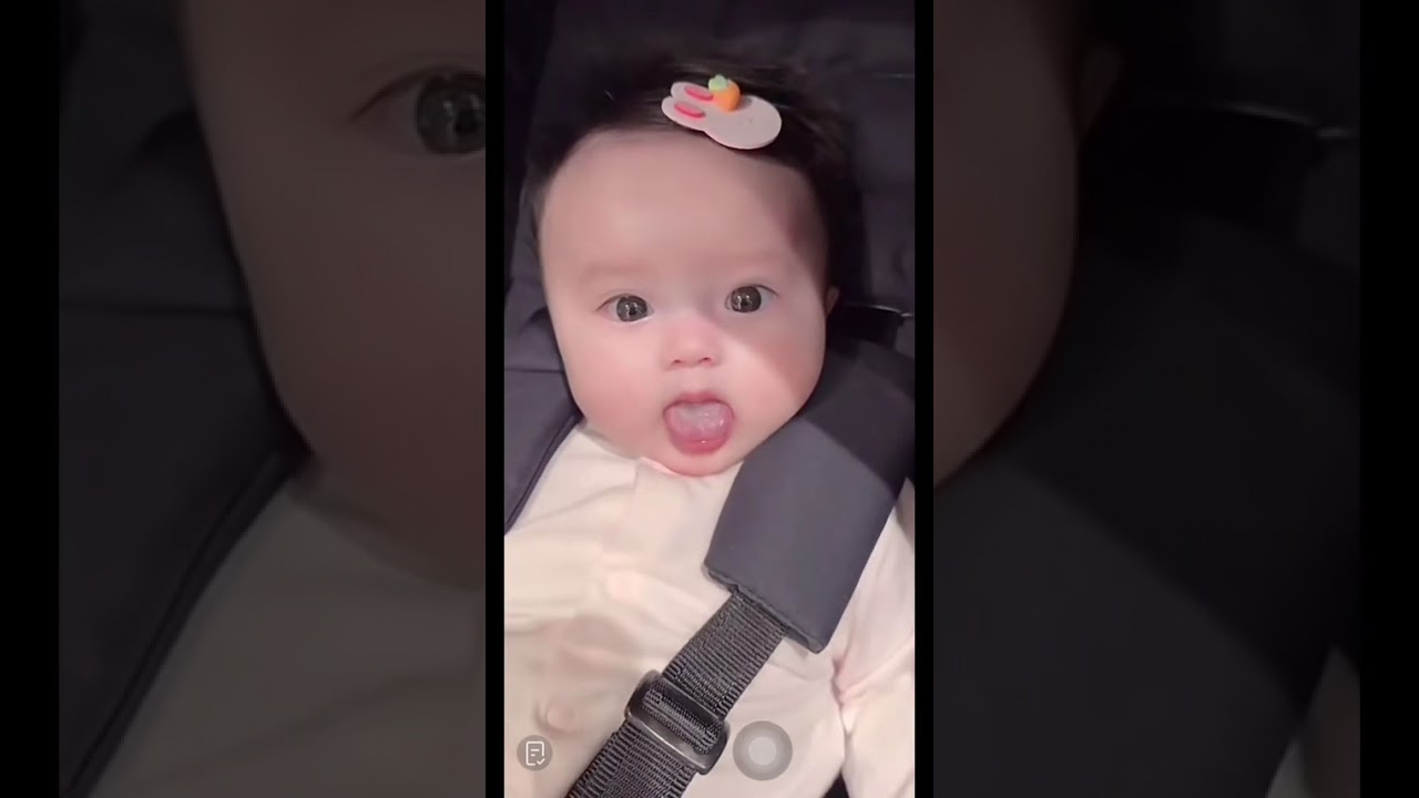 Bé thủy yên chào ông bà cô chú 