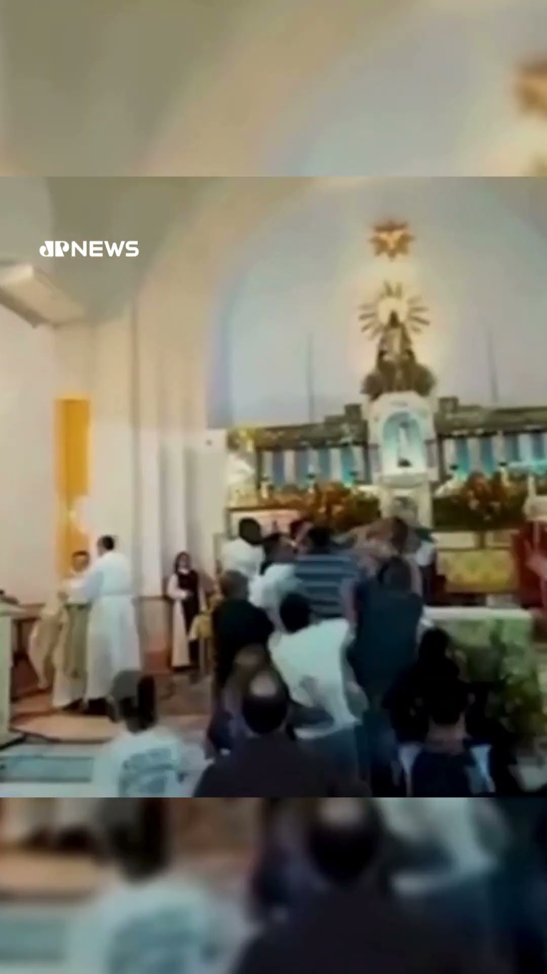 Padre é agredido durante missa em Juiz de Fora; agressora estava embriagada #shorts