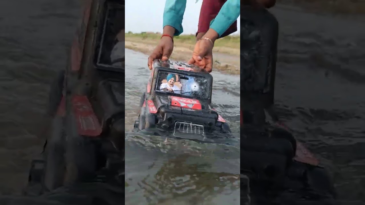 black Thar Pani mein chal rahi hai 4x4 wali 