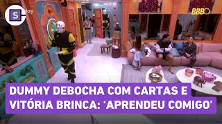 BBB 25: Dummy debocha com cartas do Castigo do Mostro e Vitória brinca: Aprendeu comigo