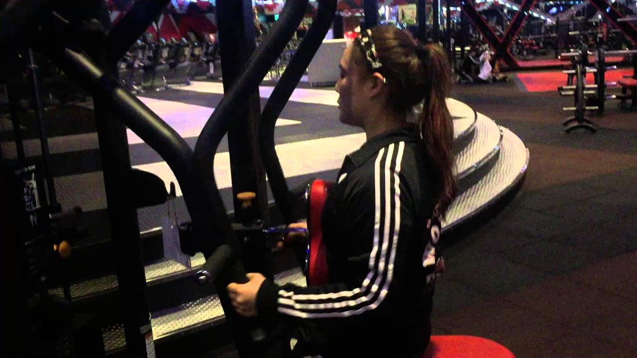 World Gym個人教練amy姜慈軒 如何訓練背部 坐姿划船機 Youtube