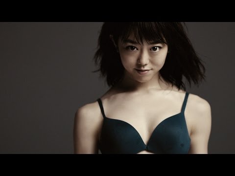 峯岸みなみ、黒ビキニ姿でライザップ美ボディ披露　『峯岸みなみ：ライザップの食事』篇　『峯岸みなみ：ライザップのカラダ』篇