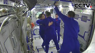 航天员在轨轮换将成常态 各系统协力保障空间站运行 |《中国新闻》CCTV中文国际
