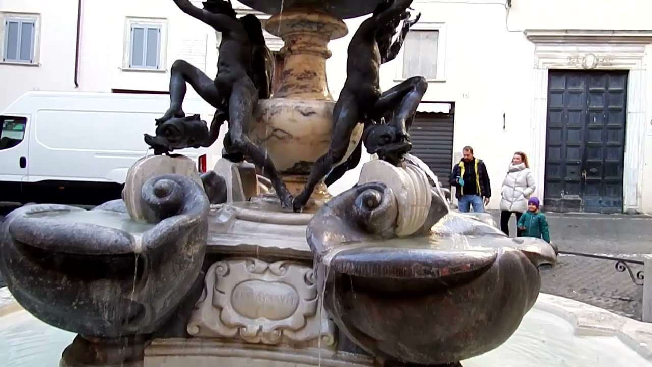 Piazza Mattei, Fontana delle Tartarue e la ‘finestra murata’   The Turtle Fountain and closed window