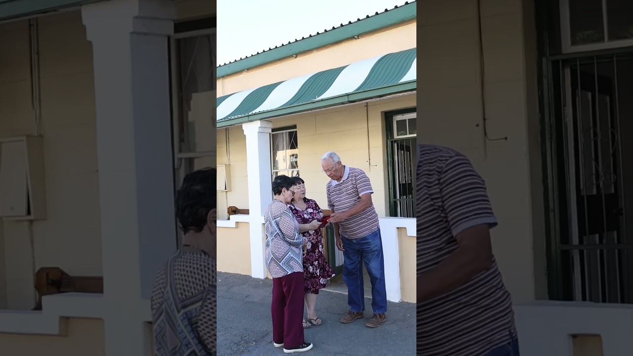 Welcoming a Tour at Die Tuishuise & Victoria Manor