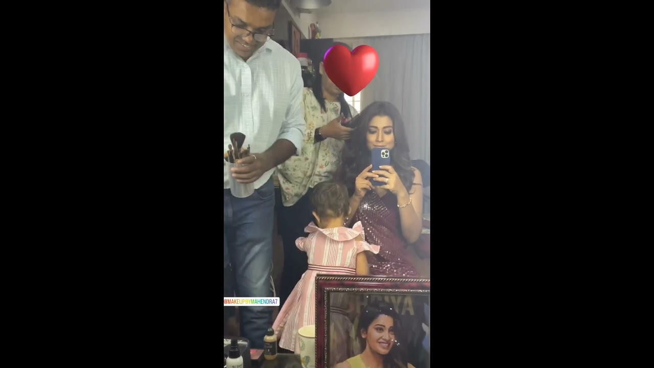 Shriya Saran Flaunts Her Face Glow With Stunning Saree Look Latest Video