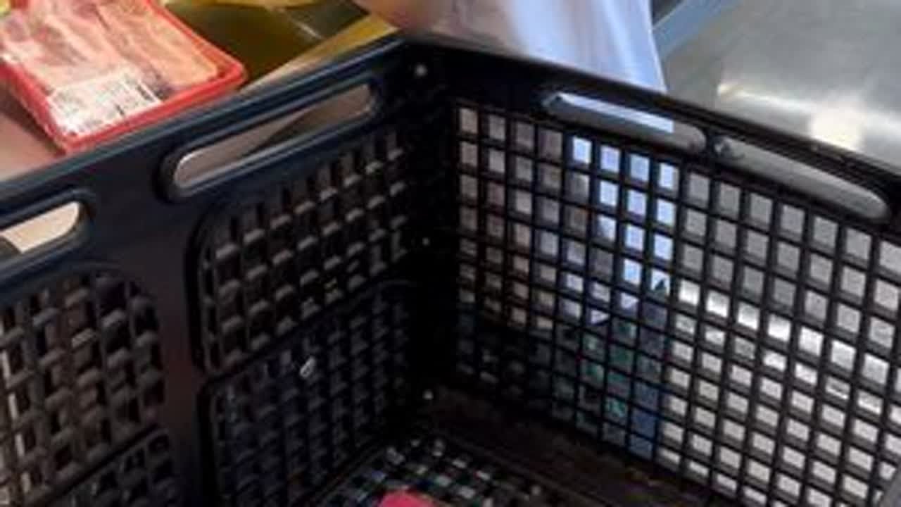 九月一号糖糖正式放假了。愉快的假期被妈妈安排到了补课班，本来以为糖糖会不开心，结果糖糖反而心疼我，她说知道妈妈安排上补课班是为了下学期更好的跟上课程。一句话给我整落泪了。凉凉