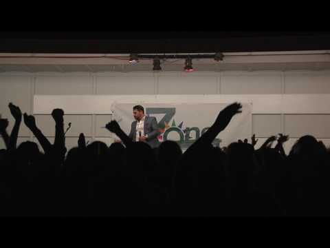 Gad Elbaz Singing L'chaim & Hashem Melech Live at The Zone