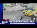 該不該讓? 騎士遇救護車 減速遭後車撞｜TVBS新聞 @TVBSNEWS02