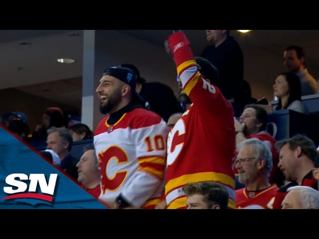 Calgary fans briefly pause boos to cheer Johnny Gaudreau's return