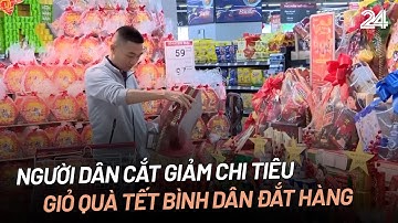 Người dân cắt giảm chi tiêu, giỏ quà Tết bình dân đắt hàng | VTV24