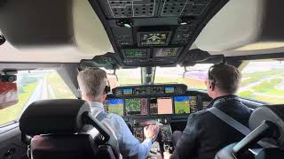Gulfstream G700 cockpit landing