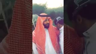 شبيه ولي العهد محمد بن سلمان يمازح شاب