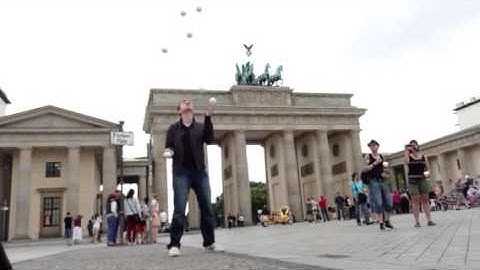 Niels Duinker juggles 7 balls in front of the Brandenburger