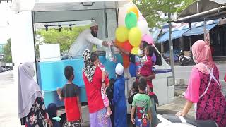 توزيع العيدية والأيس كريم والبالونات والهدايا على الأطفال في عيد الفطر من تايلاند