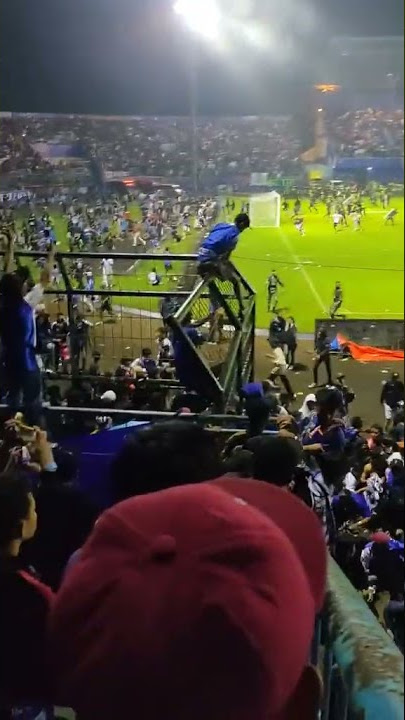 Supporter Berebut Keluar Pintu Stadion Kanjuruhan Malang