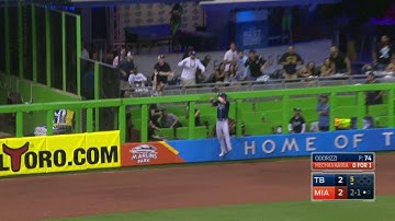 TB@MIA: Dickerson makes leaping catch at the wall