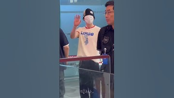 Eunhyuk you can see ? 😅 #superjunior #suju #eunhyuk