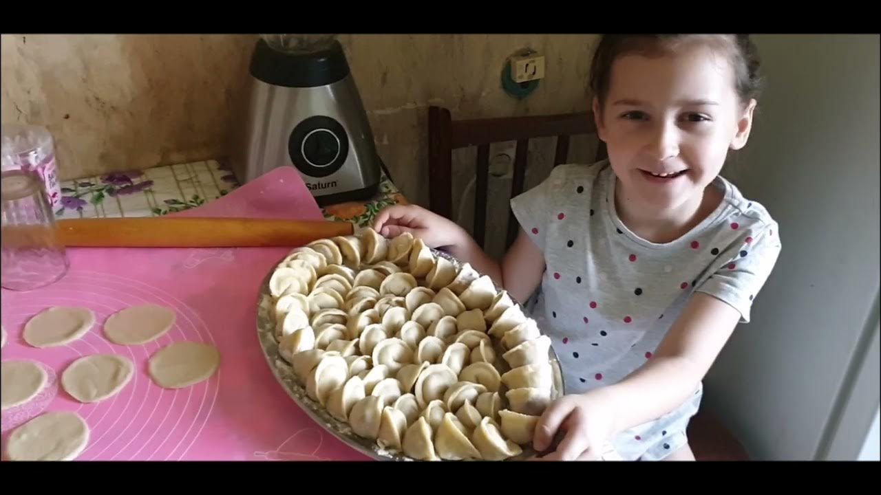 Хозяюшка лепит пельмени - YouTube