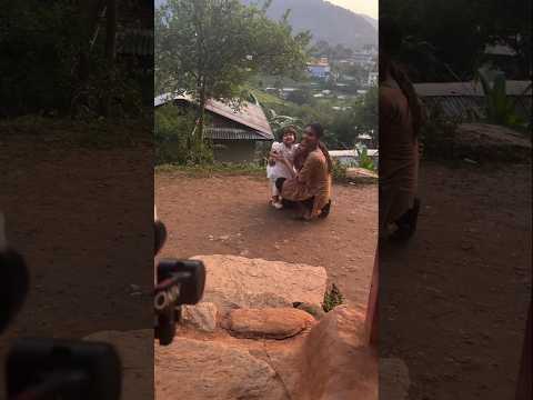 सुटिङका क्रममा सहारा आफ्नो भूमिकामा पूर्ण रूपमा रमाउँदै। उनको अभिनयले कान्छीलाई अझ विशेष बनाएको छ।