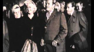 Bob Hope and Marylin Maxwell speaking to the press