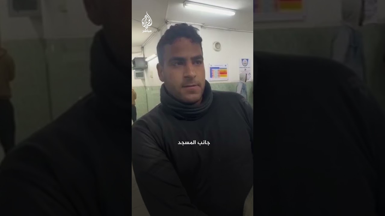 مواطن في رفح يحمل طفلة شهيـ.ـدة جراء الغارات الإسرائيلية