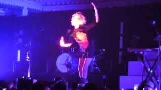 St. Vincent - 'Rattlesnake' (Live at Paradiso, Amsterdam, February 15th 2014) HQ