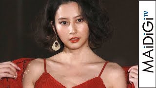 河北麻友子、キャミソール×デニム＆上品スカートで春夏の装い　セクシーウインクで関コレ魅了　＜関西コレクション2019S／S＞