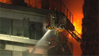 Emocionante rescate de dos personas en el incendio de Valencia