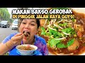 MAKAN BAKSO DI TROTOAR PINGGIR JALAN DILIAT BANYAK ORANG LEWAT GUYS 🤣