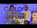 Roberto Carlos ( futbolista) entrega discos a Roberto Carlos ( cantante) en ESPAÑA