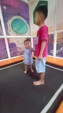 adek makhya lagi main sama om wawa