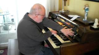 Mike Reed plays "New York, New York" on the Hammond Organ chords