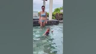 Hot Shandy Aulia Cuma Pakai CD Dan Bra,Lagi ngajarin anaknya berenang ☺️