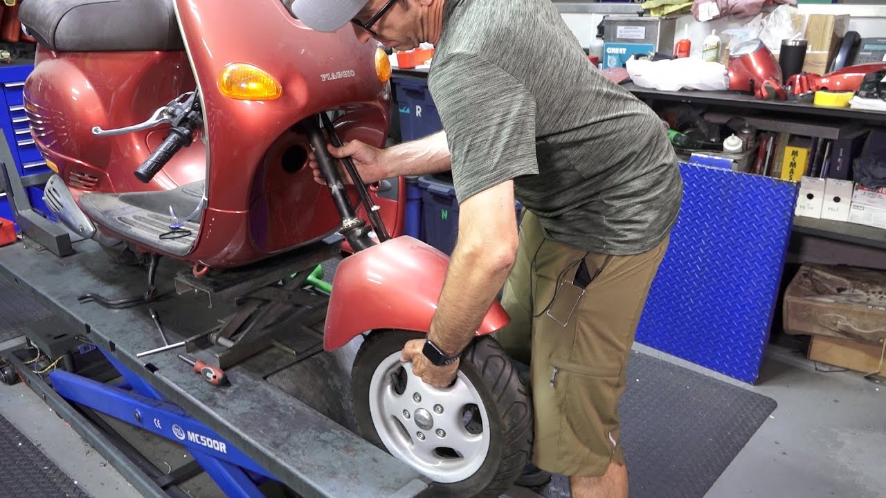 Vespa ET4 Resurrection PT. 5  | Dropping the Fork, Steering Bearings